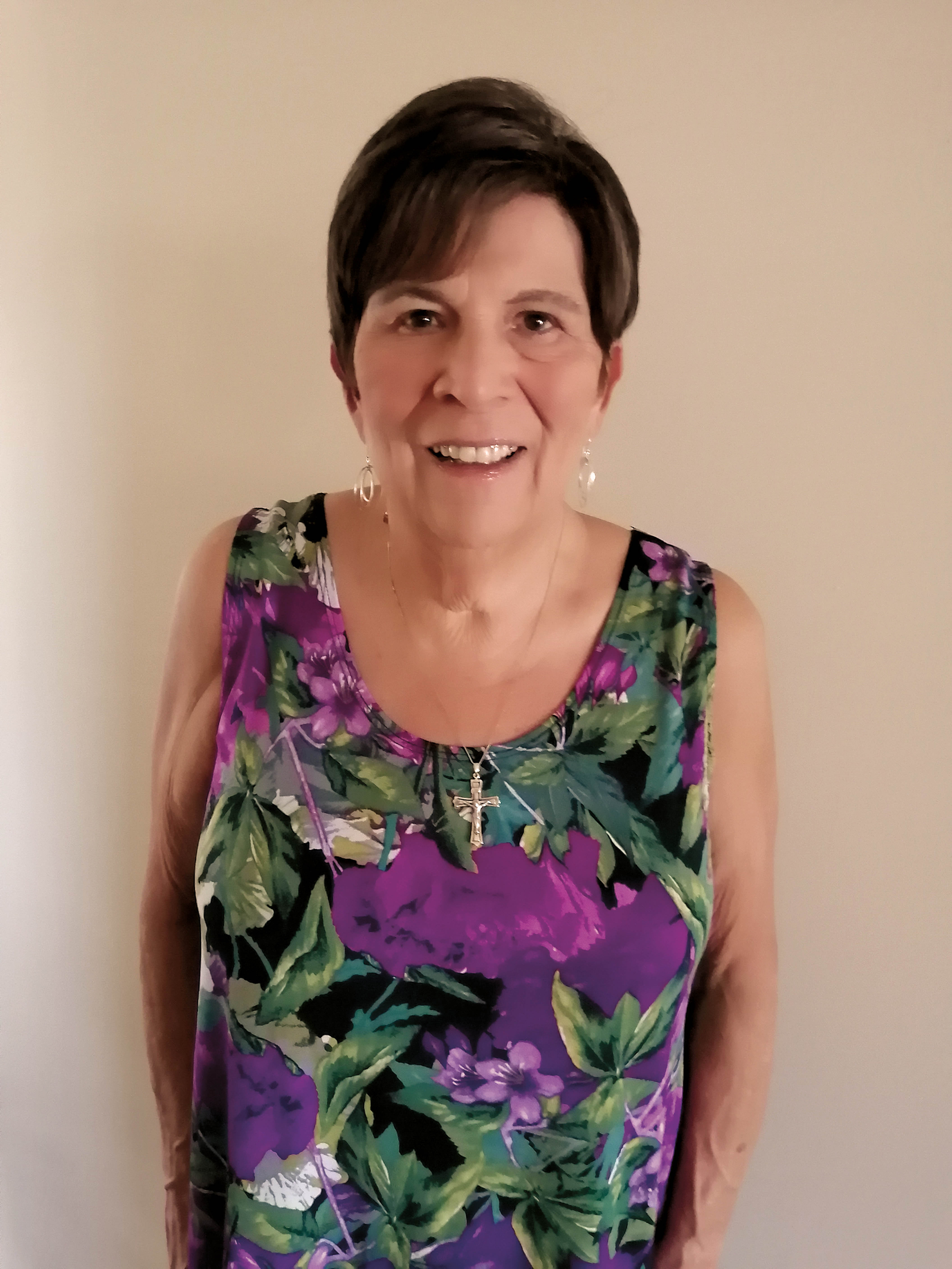 Photo of élaine Legault, smiling.